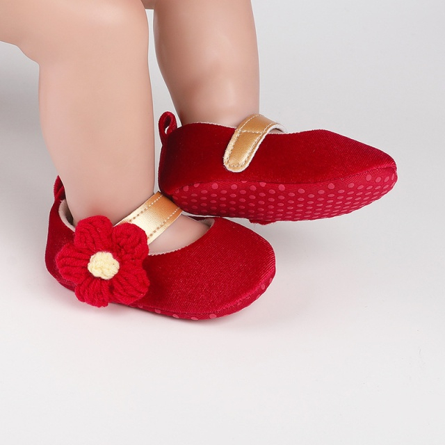 Pantofiori rosii din catifea cu floricica aplicata [11]