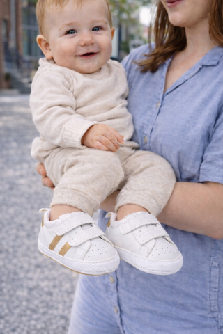 Imbracaminte, incaltaminte - Adidasi albi cu dungi laterale aurii