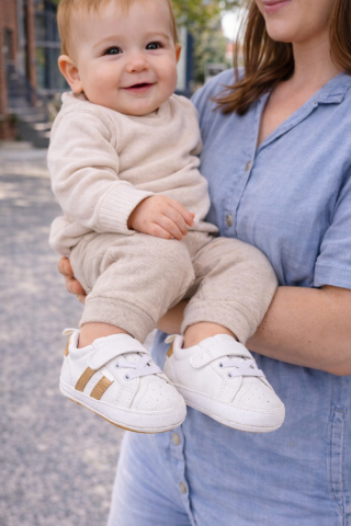 Imbracaminte, incaltaminte - Adidasi albi cu dungi laterale aurii