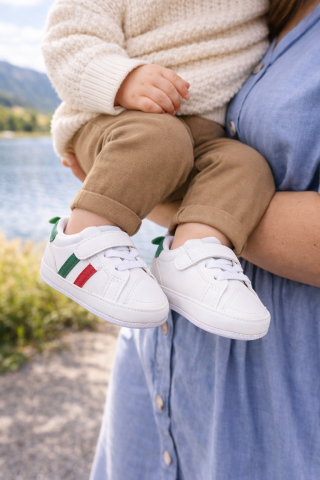 Imbracaminte, incaltaminte - Adidasi albi cu insertie rosie si VERDE