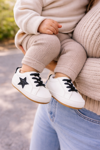 Imbracaminte, incaltaminte - Adidasi albi cu stea neagra