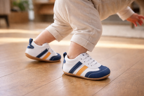 Imbracaminte, incaltaminte - Adidasi pentru bebelusi, albi cu insertii bleumarine si portocalii