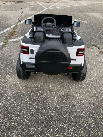 Masinuta electrica Jeep Recon cu licenta, 2 locuri, 12V 10Ah, 2 motoare, roti EVA, telecomanda, LED si USB, 3 ani+, alba [10]