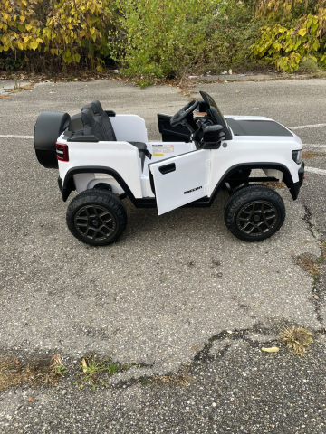 Masinuta electrica Jeep Recon cu licenta, 2 locuri, 12V 10Ah, 2 motoare, roti EVA, telecomanda, LED si USB, 3 ani+, alba [13]
