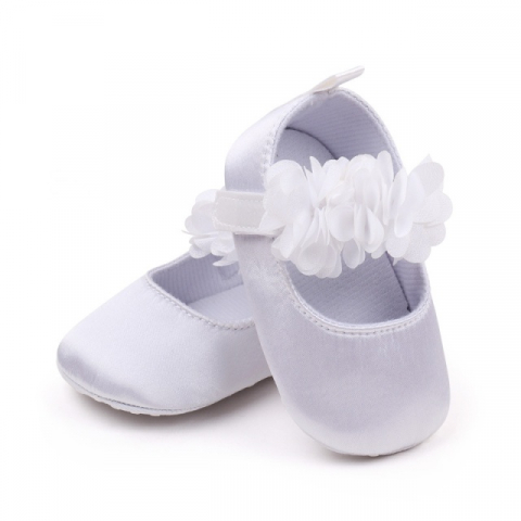Imbracaminte, incaltaminte - Pantofiori albi satinati cu floricele inserate