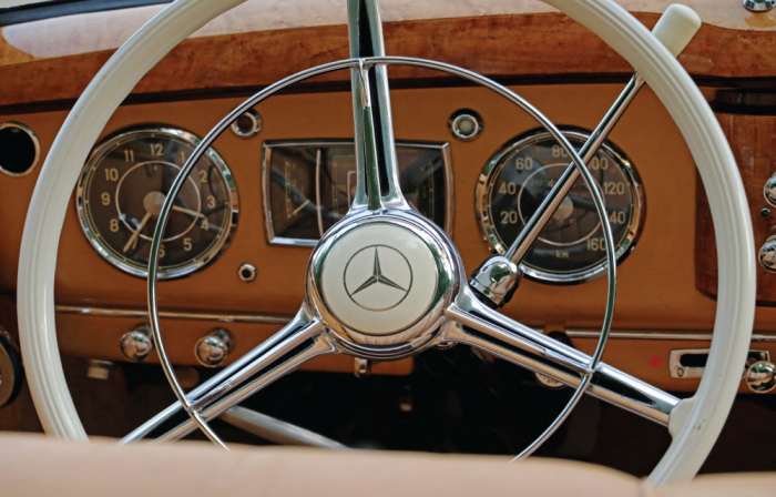 Tablou canvas : Volanul unui Mercedes clasic [2]
