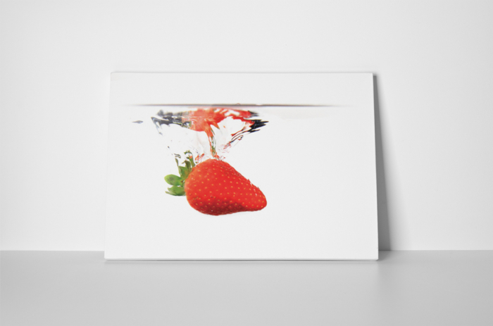 Tablou canvas : Capsuna in apa [2]