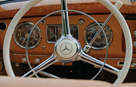 Tablou canvas : Volanul unui Mercedes clasic [1]