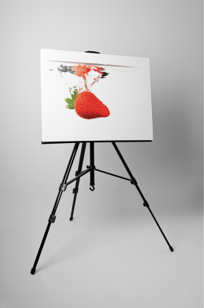 Tablou canvas : Capsuna in apa [2]