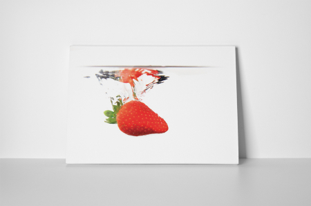Tablou canvas : Capsuna in apa [1]