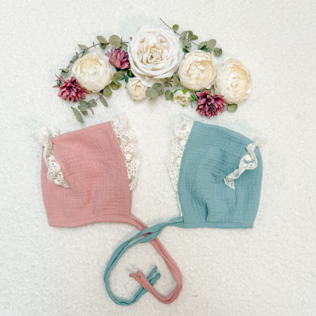 Accesorii - Caciula din muselina, decorata cu dantela