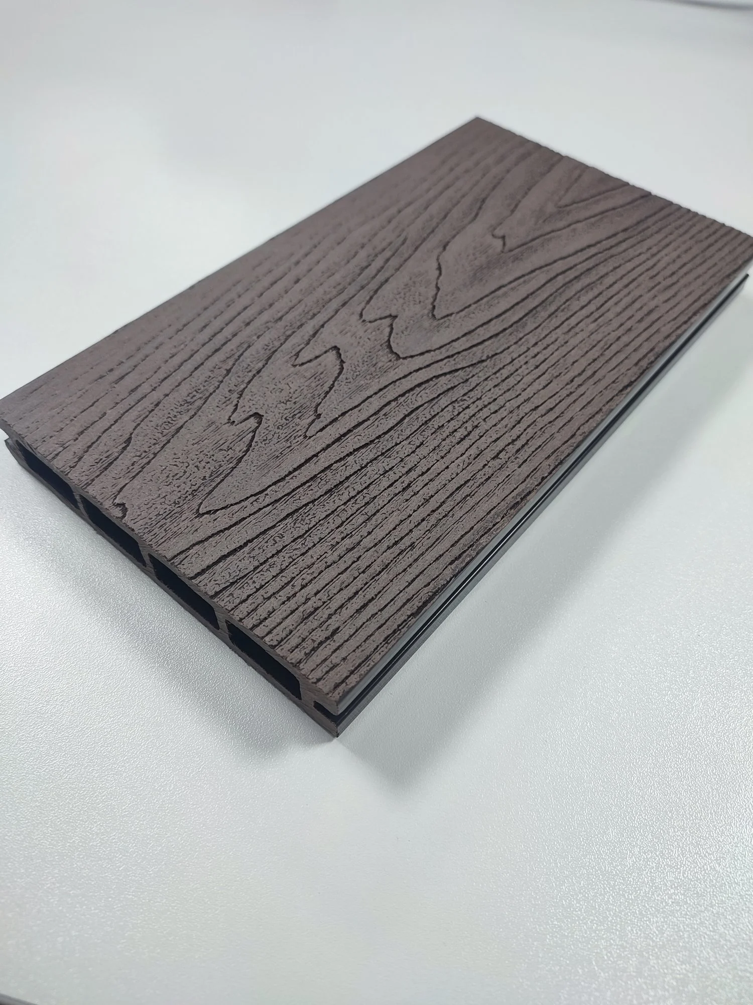 Deck - deck-wpc-walnut-maroinchis-embosat-canelat