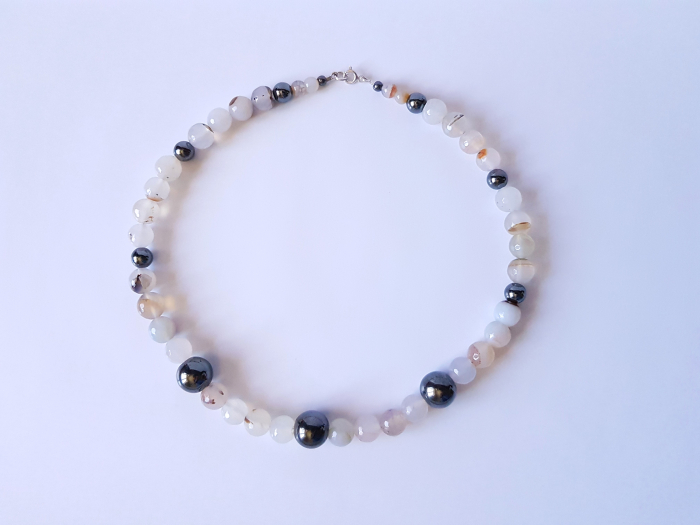 Colier cu agate dantelate alb-gri si hematit [3]
