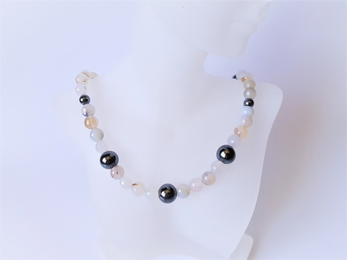 Colier cu agate dantelate alb-gri si hematit [4]