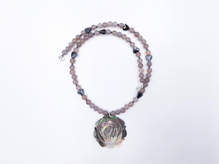 Colier cu agate gri, hematit si pandantiv floare de sidef [3]