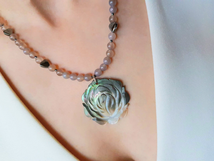 Colier cu agate gri, hematit si pandantiv floare de sidef [5]