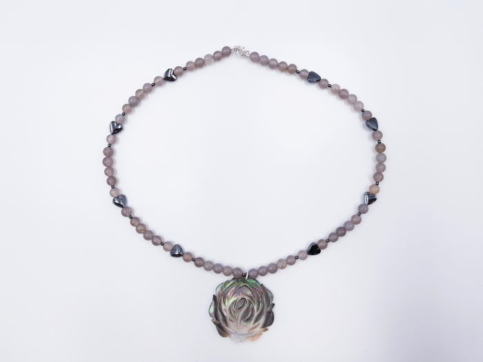 Colier cu agate gri, hematit si pandantiv floare de sidef [2]