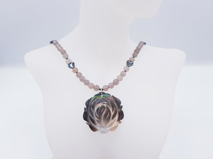 Colier cu agate gri, hematit si pandantiv floare de sidef [4]