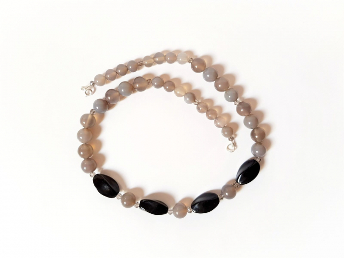 Colier cu agate gri si onix [2]