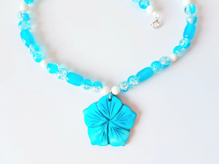 Colier cu jad bleu, coral alb, cristale si pandantiv floare de sidef [5]