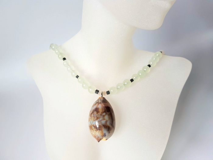 Colier cu jad vernil, hematit si pandantiv scoica naturala [7]
