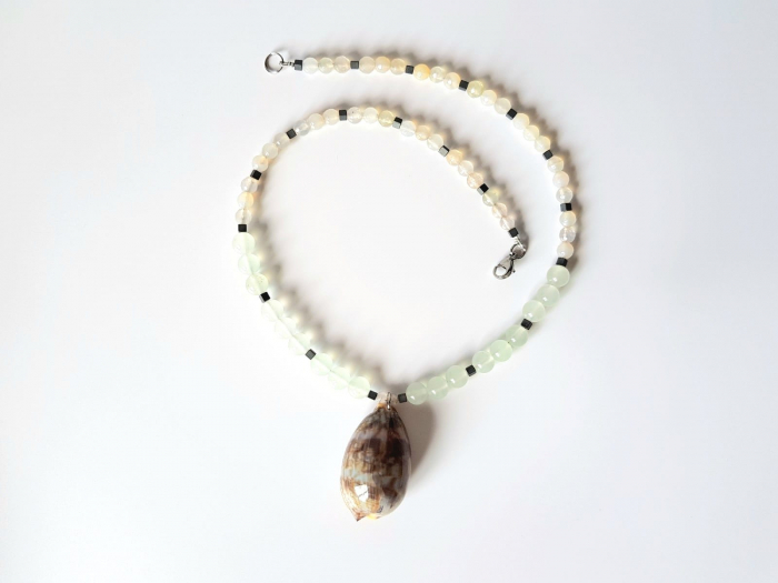Colier cu jad vernil, hematit si pandantiv scoica naturala [2]