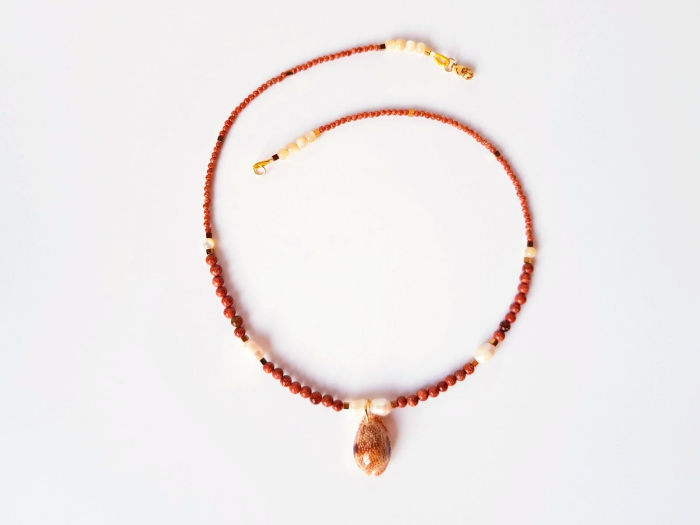 Colier cu piatra soarelui, perle, sidef si pandantiv scoica [6]