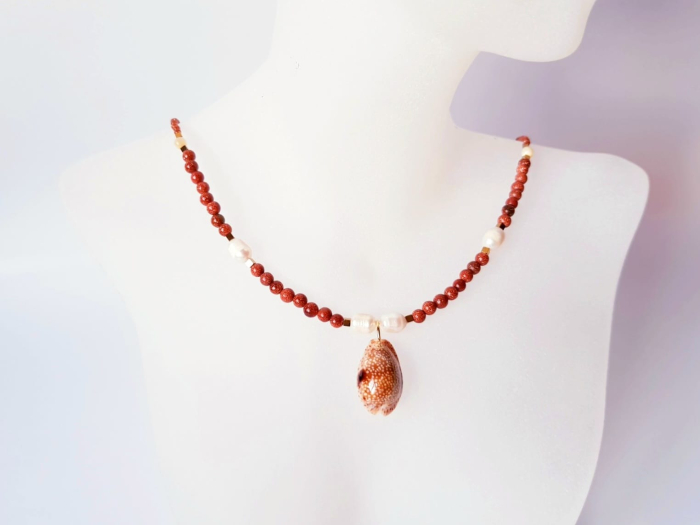 Colier cu piatra soarelui, perle, sidef si pandantiv scoica [1]