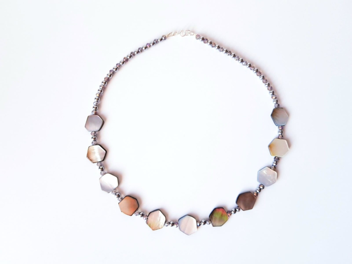 Colier cu sidef gri si hematit argintiu [3]