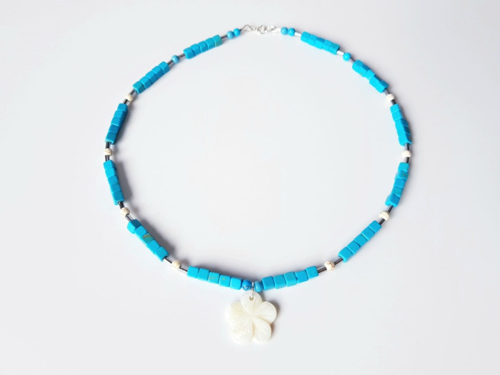 Colier cu turcoaz, hematit, howlit si pandantiv floare din sidef [2]
