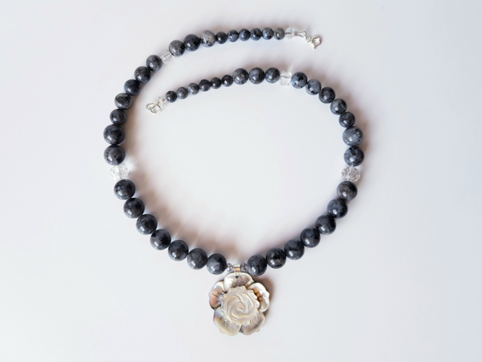 Colier din labradorit cu pandantiv floare din sidef gri [3]