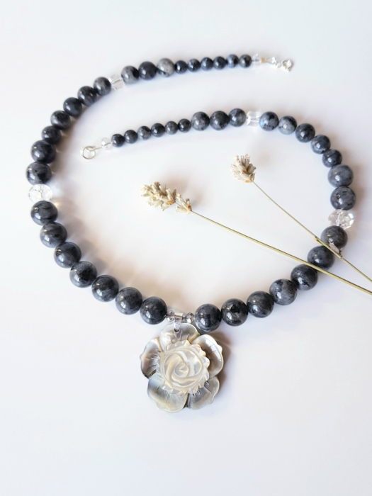 Colier din labradorit cu pandantiv floare din sidef gri [4]