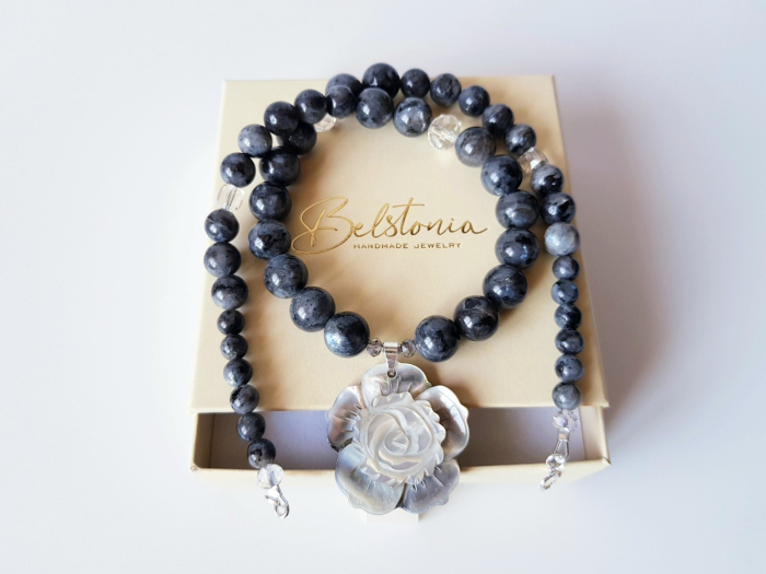 Colier din labradorit cu pandantiv floare din sidef gri [5]