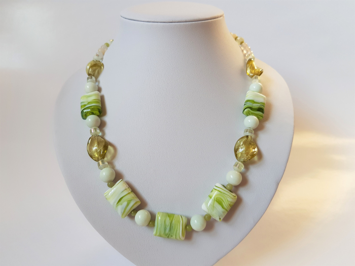 Colier verde pastel din pietre mixte [2]