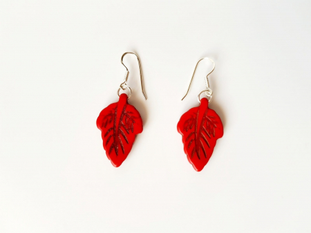 Cercei Handmade cu Pietre Semipretioase - Cercei de argint cu howlit frunze rosii
