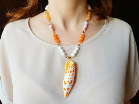 SEASHELL COLLECTION - Colier alb-portocaliu cu jad, agat si scoica naturala