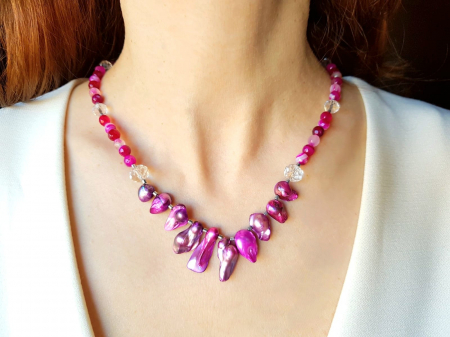 Coliere Handmade cu Pietre Semipretioase - Colier cu agat dantela fuxia si perle de cultura baroc