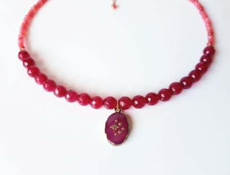 Coliere Handmade cu Pietre Semipretioase - Colier cu agat visiniu, jad roz si pandantiv din jad cu stelute