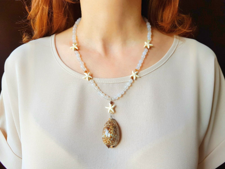 SEASHELL COLLECTION - Colier cu agate albe, howlit si pandantiv scoica naturala