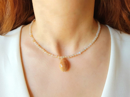 SEASHELL COLLECTION - Colier cu agate bej si pandantiv scoica naturala