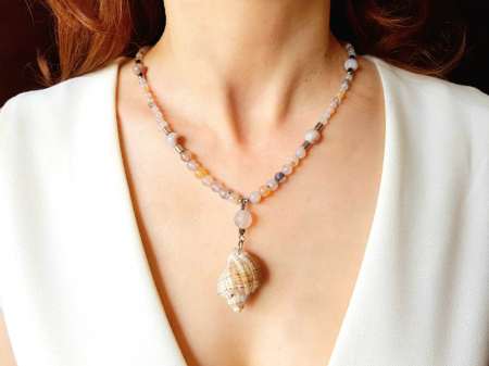 SEASHELL COLLECTION - Colier cu agate gri-bej, cristale si pandantiv scoica naturala
