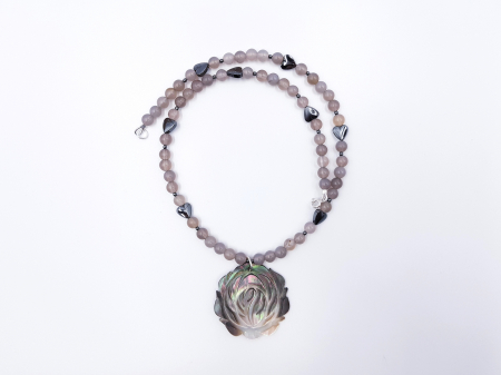 Colier cu agate gri, hematit si pandantiv floare de sidef [2]