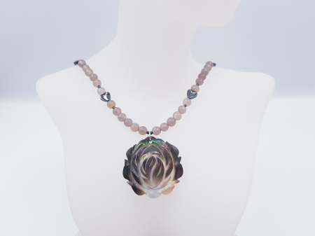 Colier cu agate gri, hematit si pandantiv floare de sidef [3]