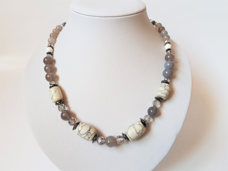 Colier cu agate gri, hematite si howlit [1]