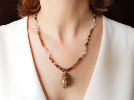 SEASHELL COLLECTION - Colier cu agate maro, cristale fatetate si pandantiv scoica naturala