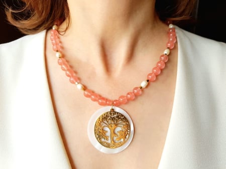 Coliere Handmade cu Pandantive - Colier cu cuart cherry, perle de cultura si copacul vietii