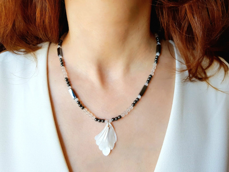 Coliere Handmade Scurte - Colier cu hematit, jad alb si pandantiv sidef