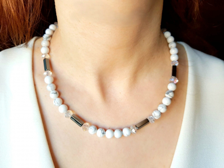 Coliere Handmade Scurte - Colier cu howlit, hematit si cristale