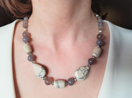 Coliere Handmade cu Pietre Semipretioase - Colier cu howlit si cuart fumuriu