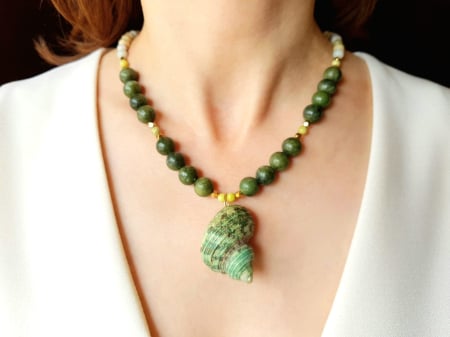 Coliere Handmade cu Pandantive - Colier cu jad canadian, amazonit si pandantiv scoica naturala